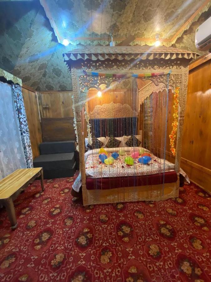 Hayat Group Of Houseboats Srinagar (Jammu and Kashmir) Exterior photo