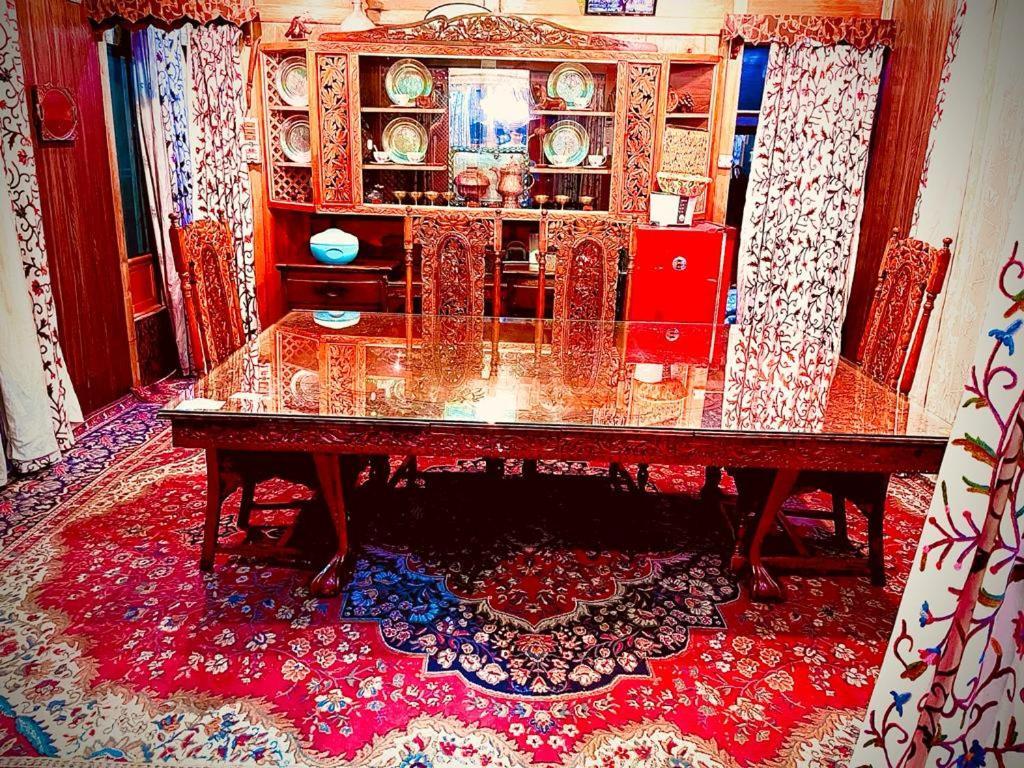 Hayat Group Of Houseboats Srinagar (Jammu and Kashmir) Exterior photo