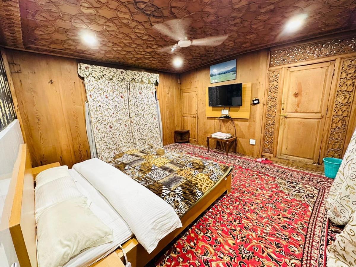 Hayat Group Of Houseboats Srinagar (Jammu and Kashmir) Exterior photo