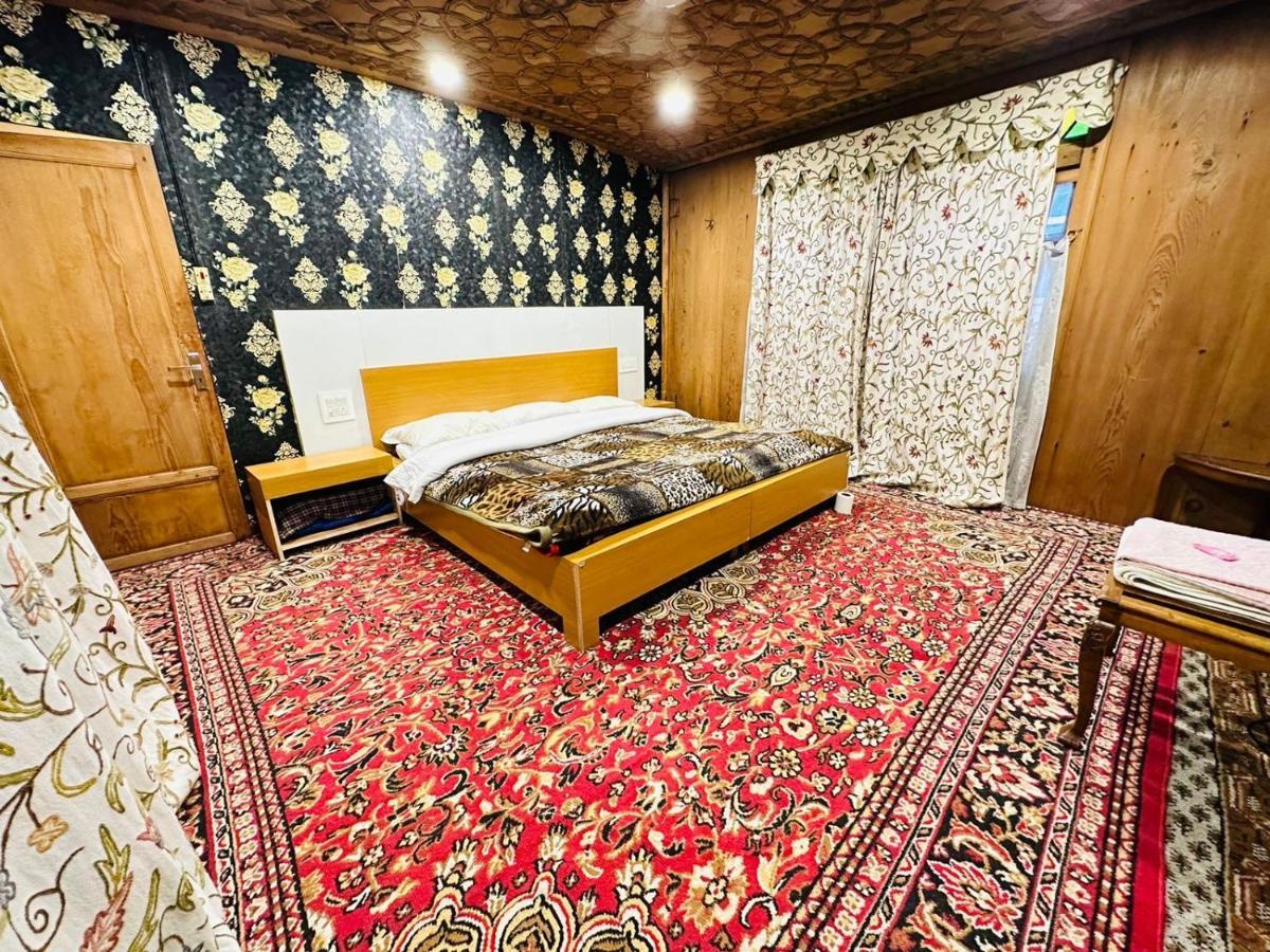 Hayat Group Of Houseboats Srinagar (Jammu and Kashmir) Exterior photo